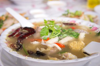 Baharatlı balık yumurta beyaz kase çorbaya. Tayland Mutfağı.