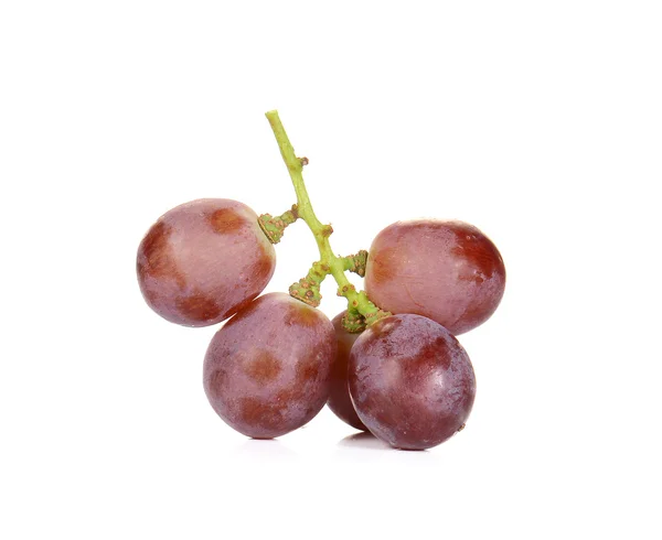 Uvas vermelhas frescas sobre fundo branco — Fotografia de Stock