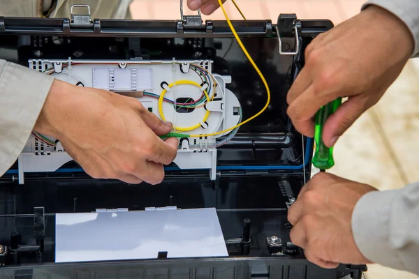 Os técnicos estão instalando o armário no cabo de fibra óptica . — Fotografia de Stock