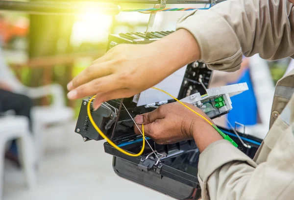 Los técnicos instalan el gabinete en el cable de fibra óptica . — Foto de Stock