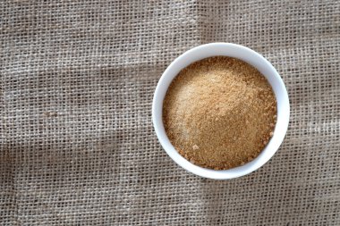 Çul katta Şekerli zencefil tozu.