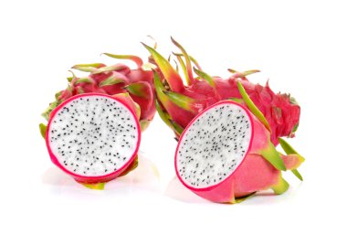 beyaz zemin üzerine taze dragon meyve.