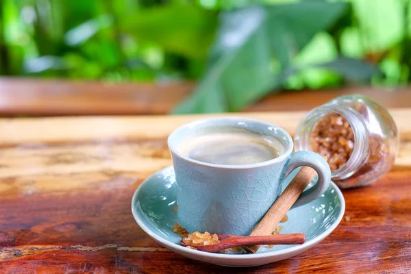 Tasse à café sur table en bois avec cannelle et cassonade . — Photo