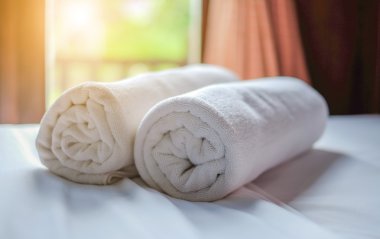 Temiz beyaz havlu rulosu kanepede yatıyordu.