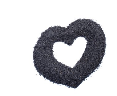 Beyaz arka planda siyah susam kalp resimleri.