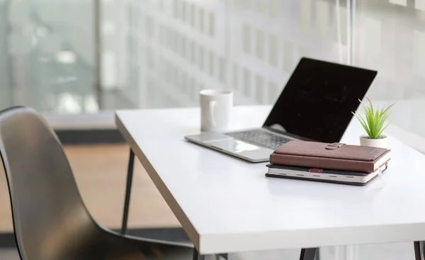 Gesneden Opname Van Notebooks Laptop Het Bureau Een Modern Kantoor — Stockfoto