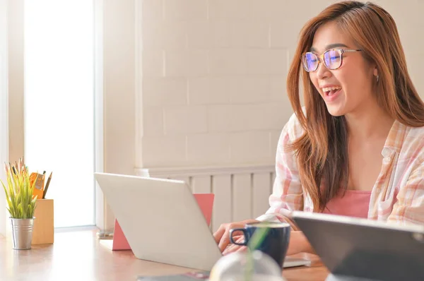 Recortado Shot Joven Asiático Mujer Utiliza Ordenador Portátil Con Feliz — Foto de Stock