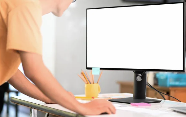 Młody Człowiek Obsługujący Komputer Makietą Duży Pusty Ekran Korzystający Komputera — Zdjęcie stockowe