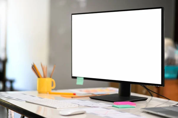 Komputer Makietowy Duży Pusty Ekran Profesjonalnym Biurku Projektanta Wygodnym Biurze — Zdjęcie stockowe