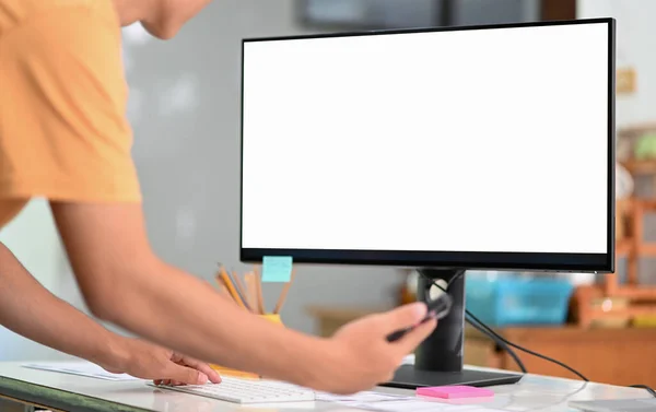 Programmerare Med Hjälp Mockup Blank Skärm Dator Ett Programmeringsbord — Stockfoto