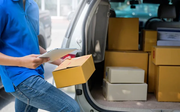 Der Kurier Trägt Einen Paketkasten Und Ein Tablet Bei Sich — Stockfoto