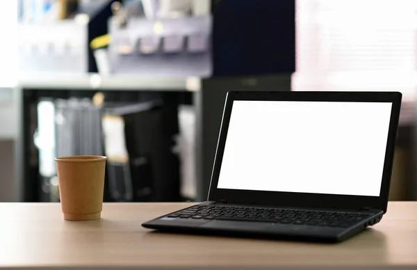 Tiro Recortado Tela Branco Laptop Com Tomar Café Mesa Escritório — Fotografia de Stock