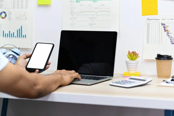 Homem Segurando Smartphone Tela Branco Usando Laptop Calculadora Caneca Café — Fotografia de Stock