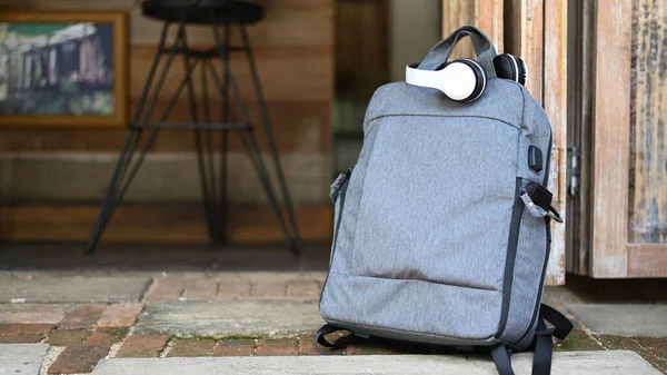 Mochila Turística Auriculares Colocados Suelo Frente Una Cafetería Concepto Viaje —  Fotos de Stock