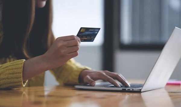 Jonge Vrouw Met Laptop Creditcard Online Shopping Concept Credit Card — Stockfoto