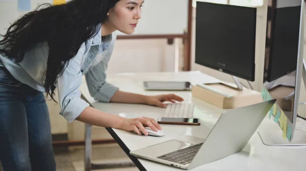 Una Programadora Femenina Inclina Para Usar Una Computadora Para Revisar — Foto de Stock