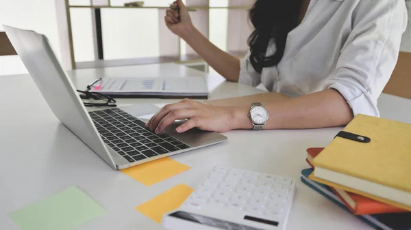 Mujer Negocios Que Utiliza Ordenador Portátil Para Buscar Información Mientras — Foto de Stock