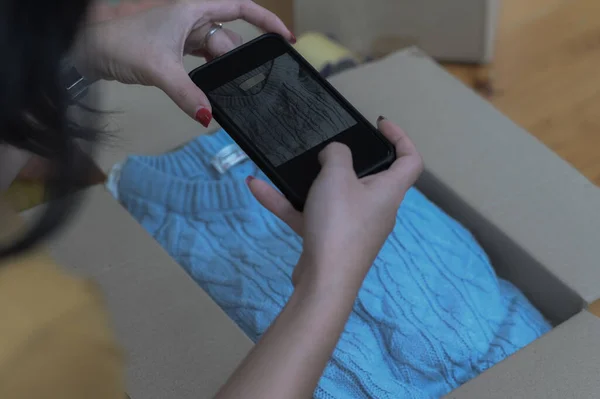 Kobieta Sprzedająca Produkt Online Używa Smartfona Zrobienia Zdjęcia Produktu Pudełku — Zdjęcie stockowe