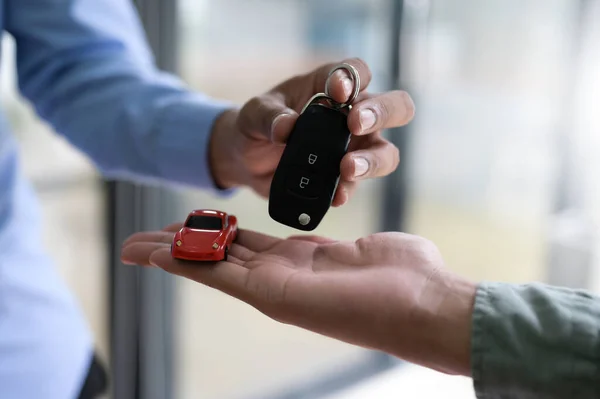 Primer Plano Intercambio Llaves Coche Coches Modelo Concepto Finanzas Seguros — Foto de Stock