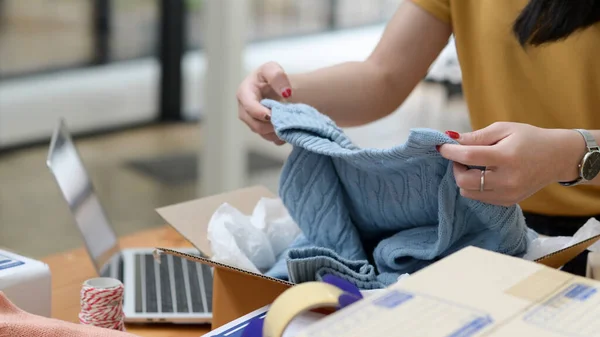 Online Sprzedaży Kobieta Pakowania Swetrów Pudełkach Dostawy Klientów Sprzedaż Online — Zdjęcie stockowe