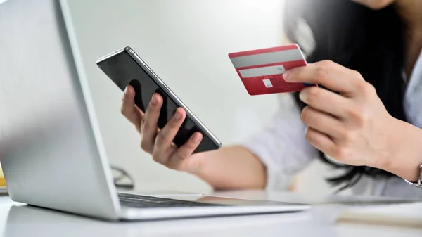 Fiatal Kezében Hitelkártya Okostelefon Laptop Online Vásárlás Koncepció Hitelkártya Fizetés — Stock Fotó