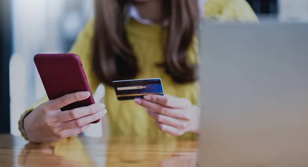 Jonge Vrouw Die Online Betaalt Met Smartphone Creditcard Online Winkelen — Stockfoto