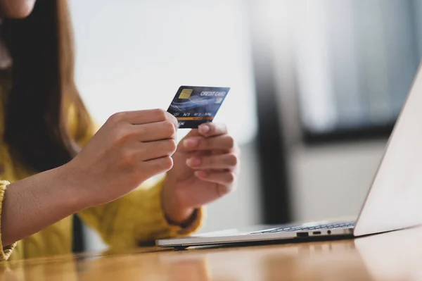 Jonge Vrouw Met Creditcard Hand Laptop Tafel Online Winkelen Credit — Stockfoto