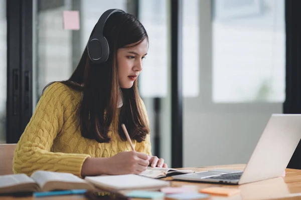 Adolescente Con Auriculares Que Estudia Línea Desde Casa Ella Mira — Foto de Stock