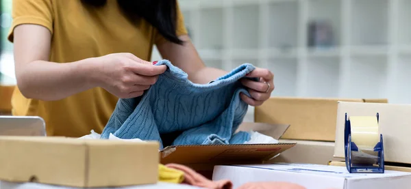 Sprzedawcy Online Sprawdzają Swetry Dzianin Przed Zapakowaniem Ich Wysyłki — Zdjęcie stockowe