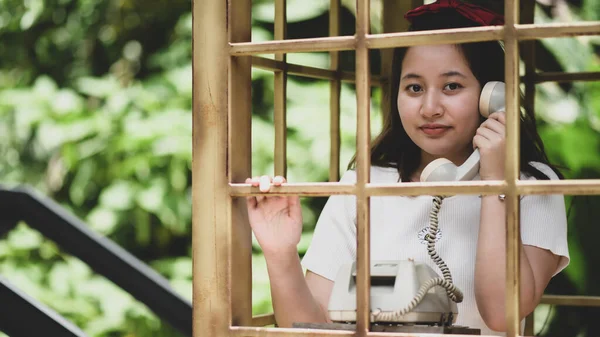 Una Chica Sonriente Posando Con Teléfono Clásico Mientras Viaja Sonríe —  Fotos de Stock