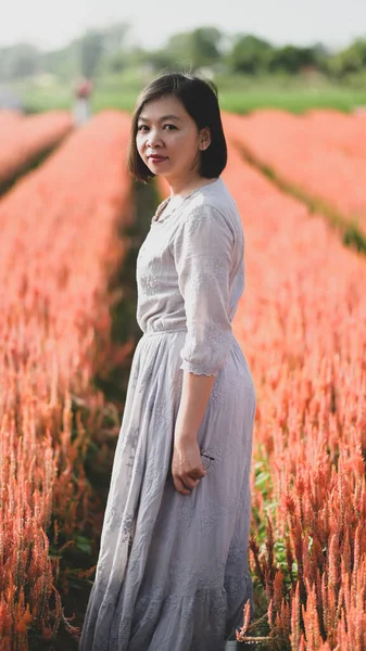 Mujer Asiática Felizmente Caminando Tomando Fotos Jardín Flores Ella Mira —  Fotos de Stock