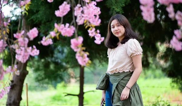 Joven Asiática Chica Mira Cámara Toma Fotos Bajo Árbol Flor —  Fotos de Stock