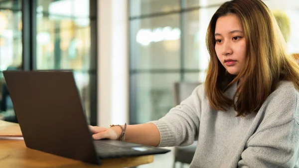 Asiática Adolescente Utilizando Ordenador Portátil Escritorio Aprendizaje Línea Chat Vídeo — Foto de Stock