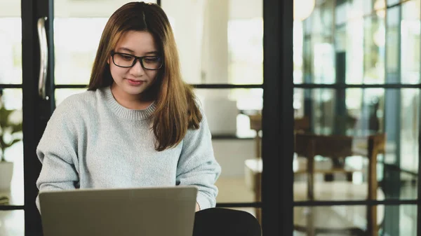 Mujer Asiática Gafas Mirando Hacia Abajo Ordenador Portátil Ella Está — Foto de Stock