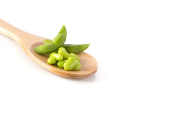 绿色大豆，白色背景上的木勺子. — 图库照片