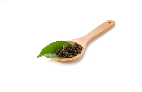Τσαγιού φρέσκο φύλλα, αποξηραμένα τσάι, ξύλινο κουτάλι σε άσπρο φόντο. — Φωτογραφία Αρχείου
