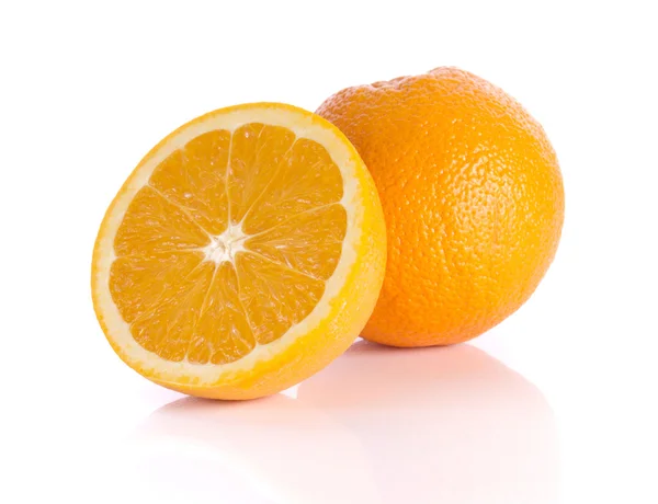 Πορτοκάλι κομμένα σε άσπρο φόντο το ήμισυ. — Φωτογραφία Αρχείου