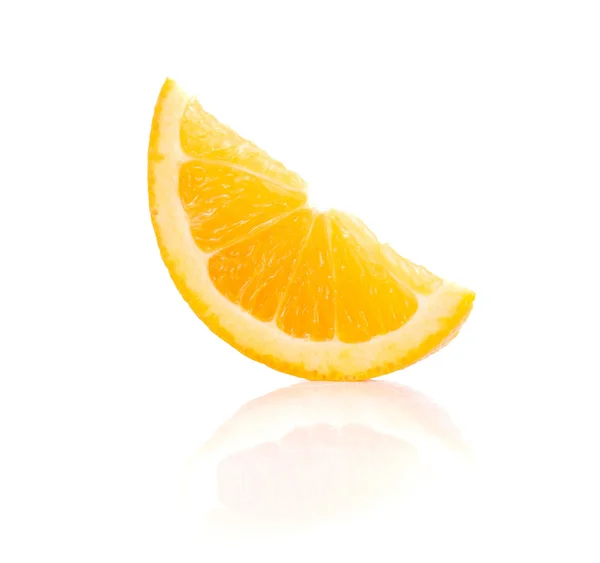 Orange på vit bakgrund. — Stockfoto