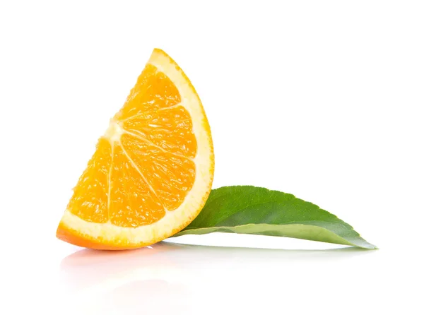 Laranja, folhas no fundo branco . — Fotografia de Stock