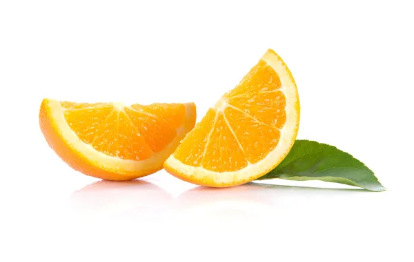 Πορτοκαλί, που αφήνει σε άσπρο φόντο. — Φωτογραφία Αρχείου