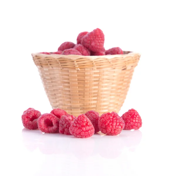 Berry, bambu korgar på vit bakgrund. — Stockfoto