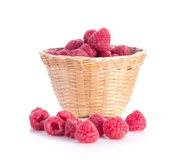 Berry, bambu korgar på vit bakgrund. — Stockfoto