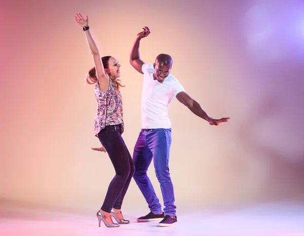 Mladý pár tanců sociální Karibiku Salsa, studio zastřelil — Stock fotografie