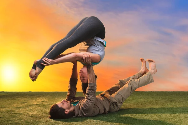 As duas pessoas que fazem exercícios de ioga — Fotografia de Stock