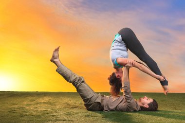 İki kişi yoga egzersizleri yaparken