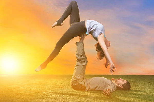 The two people doing yoga exercises — Stock Photo, Image