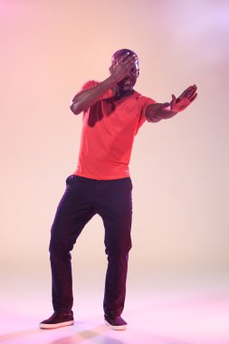 Genç serin siyah adam dans ediyor