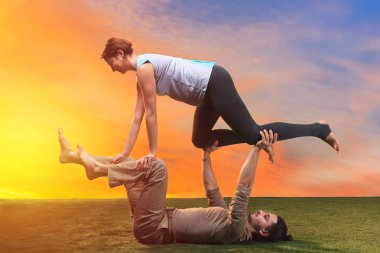 İki kişi yoga egzersizleri yaparken