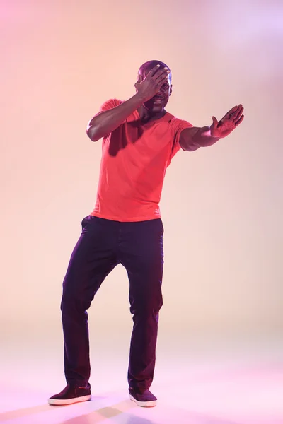 Молодий крутий чорний чоловік танцює — стокове фото