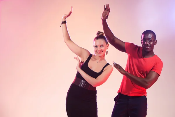 Genç serin siyah erkek ve beyaz kadın dans — Stok fotoğraf